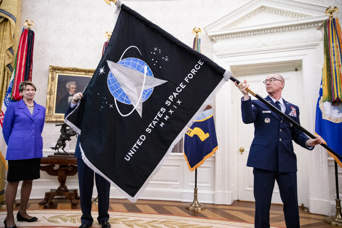 A United States Space Force zászlajának bemutatása a Fehér Ház ovális termében 2020. május 15-én – Fotó: Samuel Corum / Pool / Getty Images / AFP