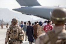 A tálibok nem engednek több afgánt a kabuli repülőtérre
