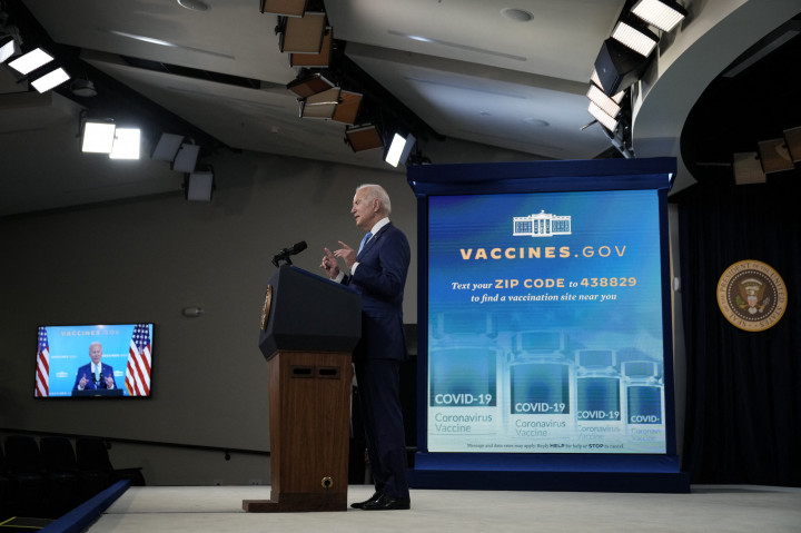 Joe Biden elnök beszél a koronavírus elleni vakcinákról a Fehér Házban 2021. augusztus 23-án, amikor a Pfizer-BioNTech vakcinája megkapta a teljes körű engedélyt az FDA-tól – Fotó: Drew Angerer / Getty Images / AFP