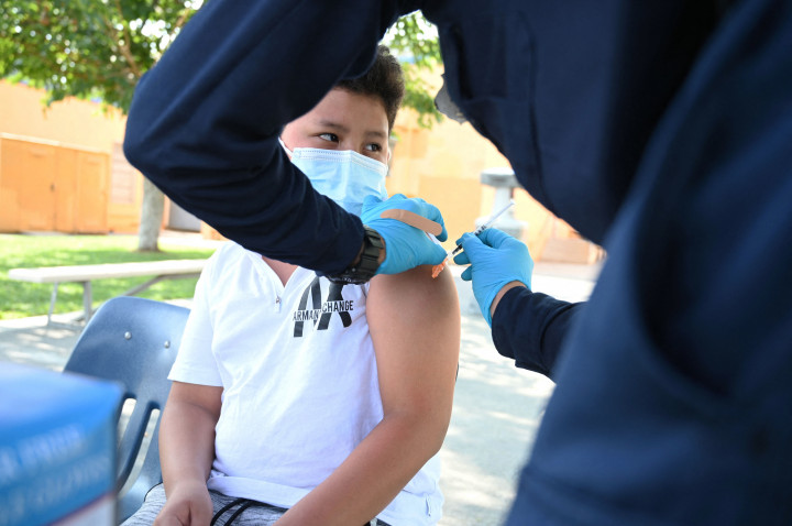 Egy 12 éves fiú kapja a Pfizer–BioNTech-vakcina második adagját Los Angelesben 2021. augusztus 23-án – Fotó: Robyn Beck / AFP