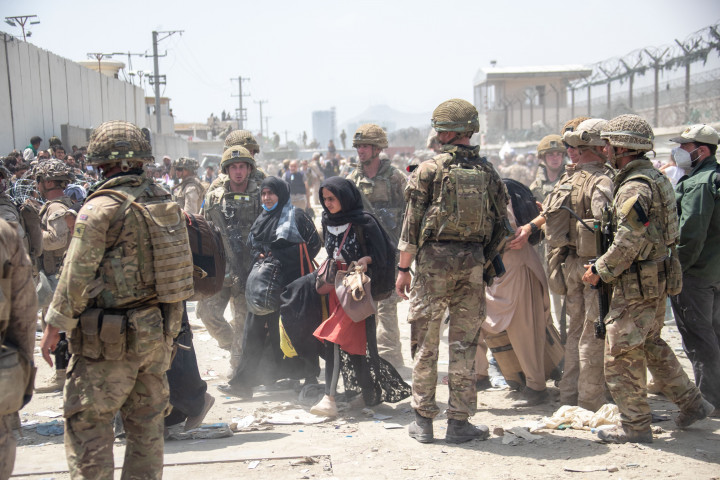 Amerikai és brit katonák civileket menekítenek ki Kabulból a tálib hatalomátvétel után 2021. augusztus 21-én – Fotó: MoD Crown Copyright / Getty Images