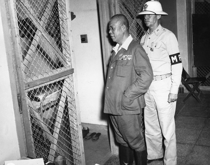 Katonai rendész kíséri a háborús bűnökkel vádolt Jamasita Tomojuki tábornokot 1946-ban a manilai börtönben – Fotó: Ann Ronan Picture Library / Ann Ronan Picture Library / Photo12 / AFP