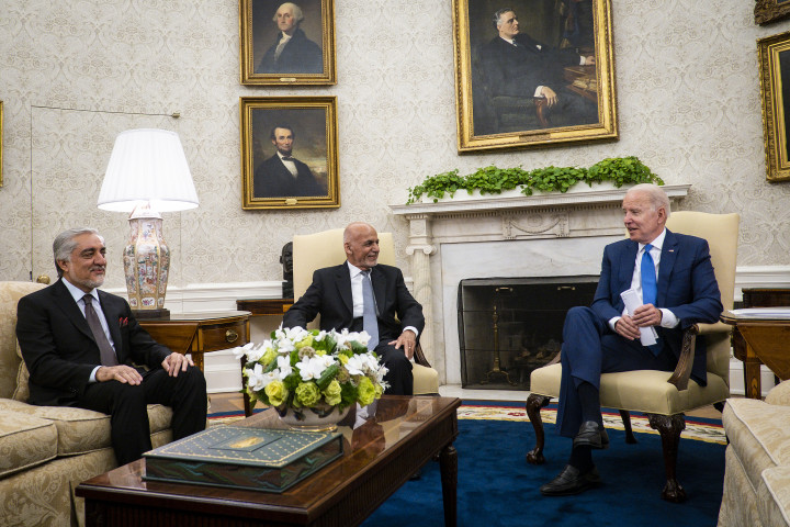 Joe Biden tárgyal a kivonulásról Asráf Gáni afgán elnökkel és Abdulla Abdullával, az afganisztáni nemzeti megbékélési tanács elnökével a Fehér Házban, 2021 júniusában – Fotó: Pete Marovich – Pool / Getty Images