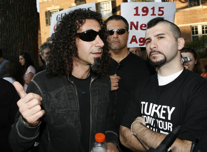 Serj Tankian és John Dolmayan a 2006-os washingtoni tüntetésen, a törökök által elkövetett, 1915-ös örmény népirtásra emlékezve – Fotó: Joshua Roberts / Getty Images / AFP