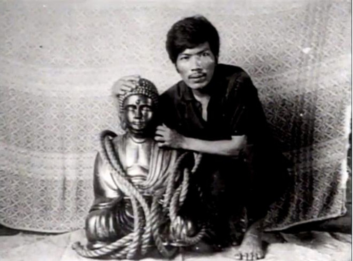 A felvételt, amin a Buddha-szoborral pózol, Rogelio Roxas hozta nyilvánosságra, hogy bizonyítsa igazát – Forrás: unsolved.com