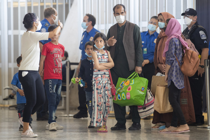 Hazájukból kimenekített afgánok érkeznek a Washington Dulles Nemzetközi Repülőtérre 2021. augusztus 24-én – Fotó: Shawn Thew / EPA / MTI