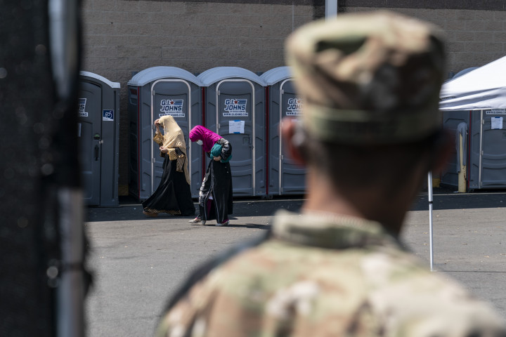 Afgán nők egy ideiglenes menekülttáborban az amerikai Chantilly városában 2021. augusztus 24-én – Fotó: Joshua Roberts/Getty Images