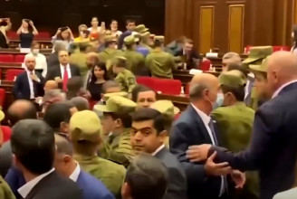 Kétszer is tömegverekedés tört ki az örmény parlamentben