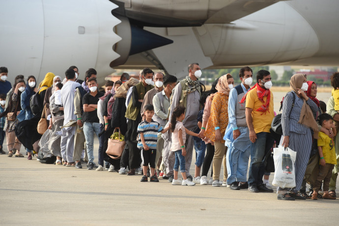 Afganisztánból kimenekített emberek érkeznek a madridi Torrejon de Ardoz katonai repülőtérre 2021. augusztus 23-án – Fernando Villar / EFE / EPA / MTI