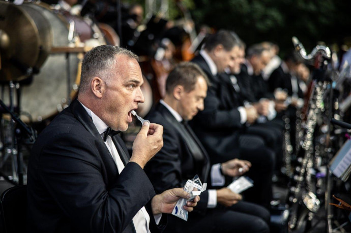 Oltás közben a zenekar is kivette a részét a figyelemfelkeltésből, tesztelték magukat – Fotó: Budapesti Fesztiválzenekar