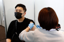 Szennyeződés miatt 1,63 millió adag Moderna-vakcinát hívtak vissza Japánban