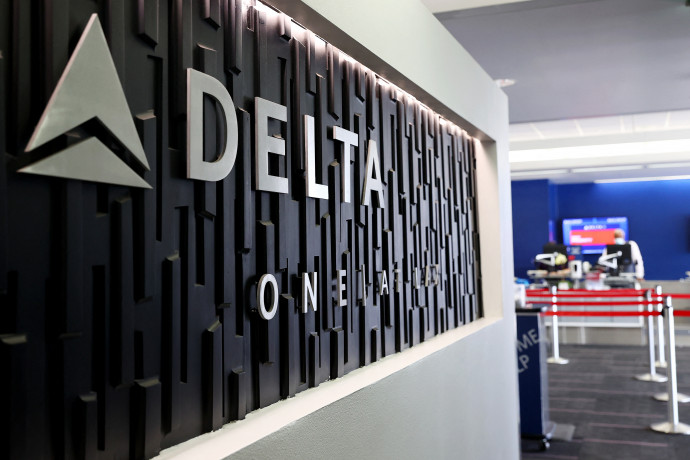 200 dollárjába kerül egy Delta-dolgozónak, ha nem oltatja be magát