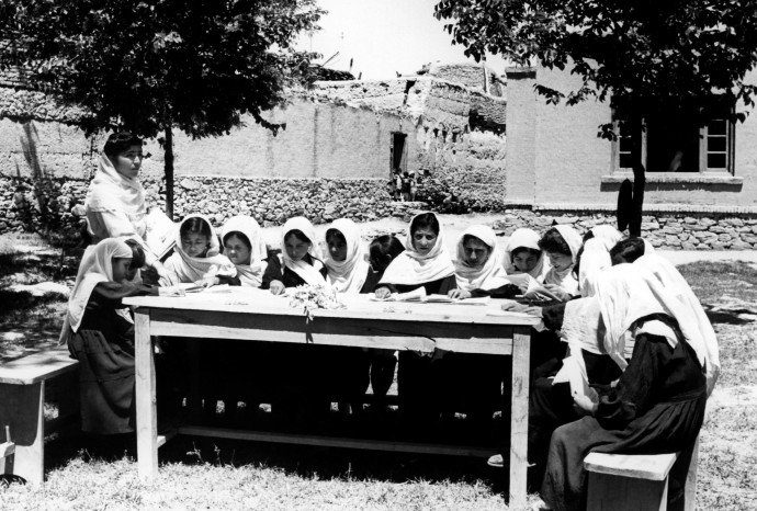Szabadtéri iskola Kabulban 1960 körül – Fotó: Touring Club Italiano / Marka / Universal Images Group / Getty Images