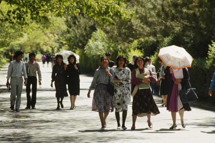 Fiatal nők és férfiak sétálnak egy kabuli parkban 1988-ban – Fotó: Sygma / Getty Images