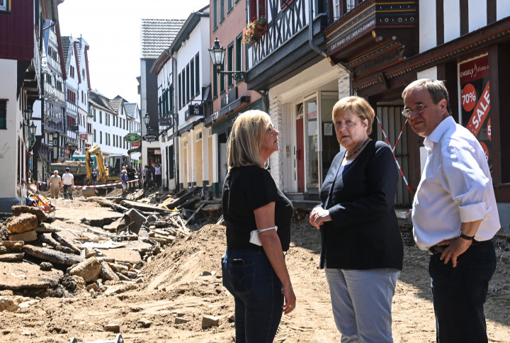 Bad Münstereifel polgármestere, Sabine Preiser-Marian, Angela Merkel és a CDU kancellárjelöltje, Armin Laschet beszélget az áradások egyik helyszínén 2021. július 20-án – Fotó: Christof Stache / POOL / AFP