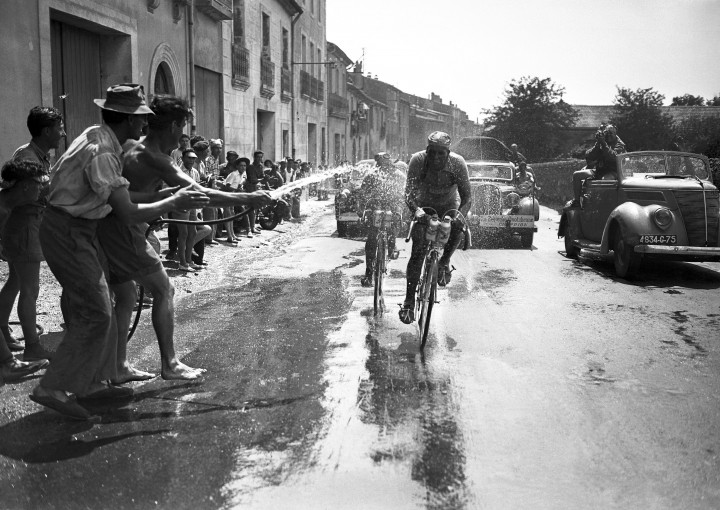 Egy néző locsolja slaggal Abdel-Kader Zaafot és Marcel Molinèst az 1950-es Tour 13. szakaszán – Fotó: AFP