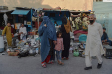 Miközben a tálibok arra kérik, ne menjenek ki az utcára, az olasz miniszterelnök az afgán nők jogainak védelmét sürgeti