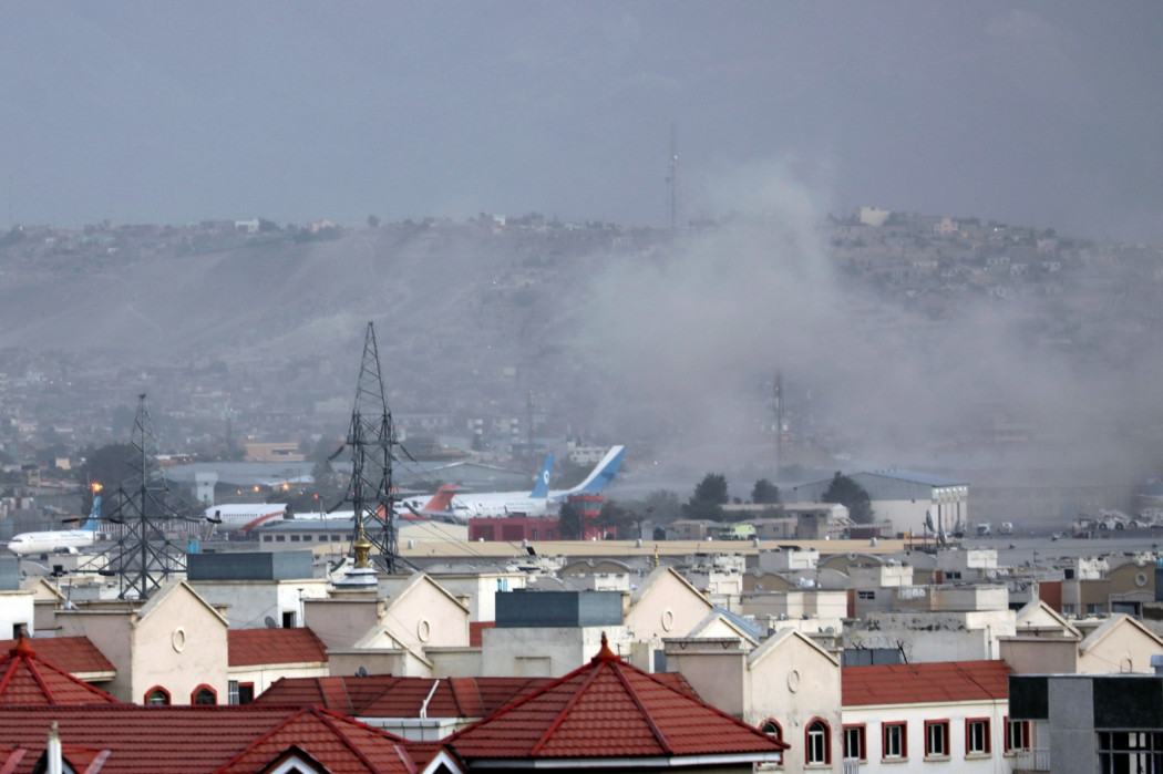 Füst száll a magasba egy robbanást követően a kabuli Hamid Karzai Nemzetközi Repülőtéren 2021. augusztus 26-án – Fotó: Vali Szabavun / AP / MTI