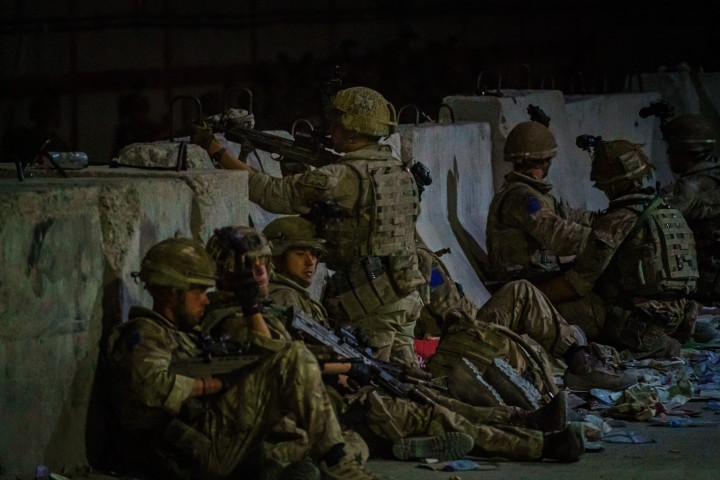 Brit katonák biztosítják a repülőtér közelében lévő Baron Hotel előtti területet 2021. augusztus 26-án, ahol afgánok egy csoportja várakozik, hogy evakuálják őket az országból – Fotók: Marcus Yam / Los Angeles Times / Getty Images