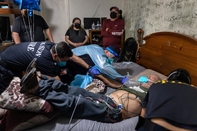 Kórházba szállítanak egy fertőzött beteget Texasban – Fotó: John Moore / GETTY IMAGES / AFP