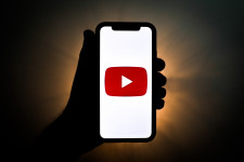 Egymillió álhírterjesztő videót törölt a YouTube a koronavírusról