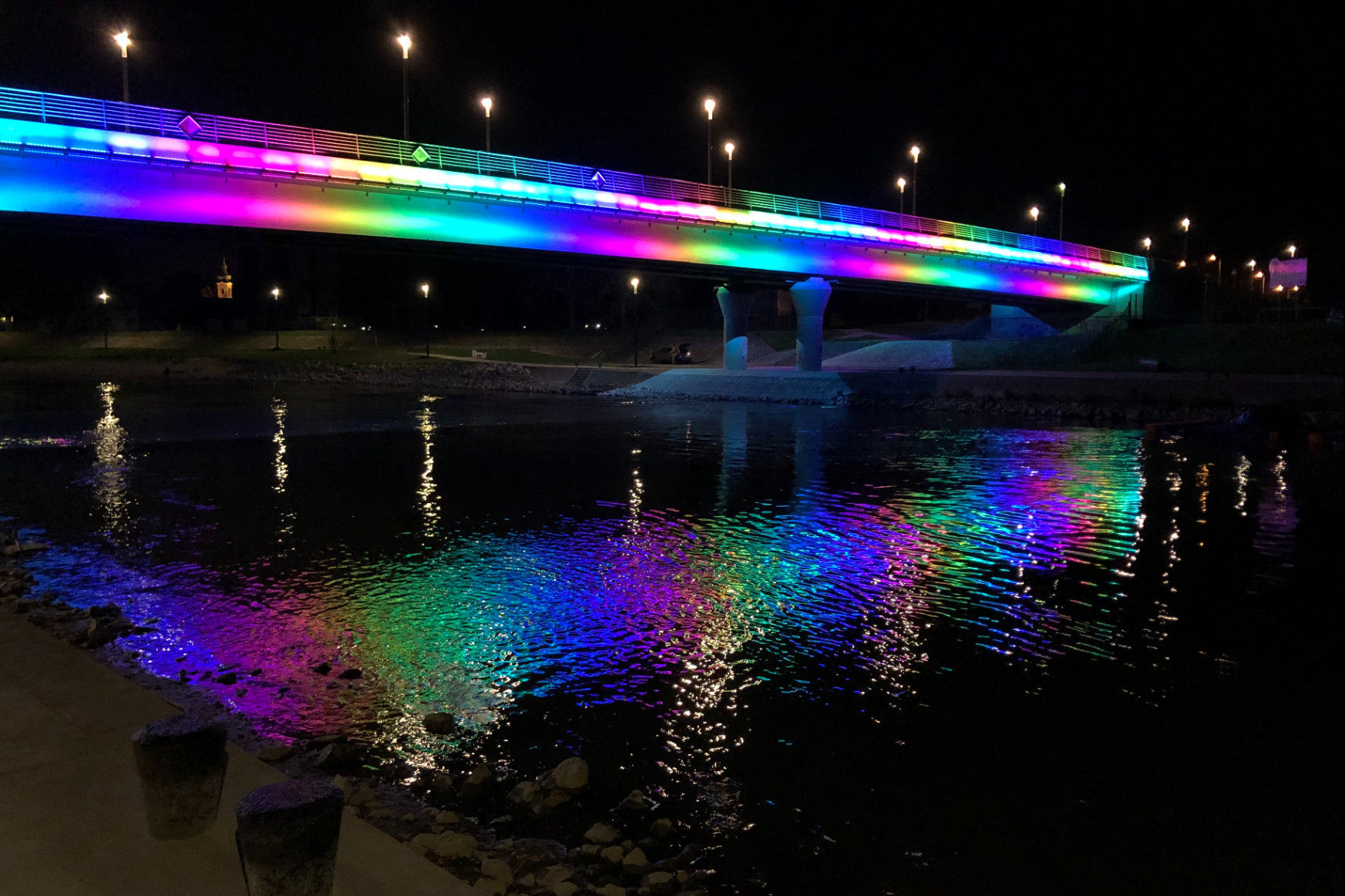 Eltűnt a híres szivárványos kivilágítás a győri Jedlik-hídról, piros-fehér-zöld van helyette