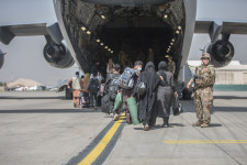 Több száz, a NATO-nak segítő afgánt mentett ki Kabulból egy vakmerő küldetésben egy amerikai veteránokból álló elitalakulat