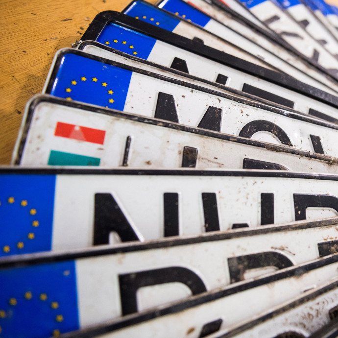 Harminc éve ugyanaz a magáncég készíti az összes rendszámtáblát, évi 1 milliárd forint körüli haszonnal