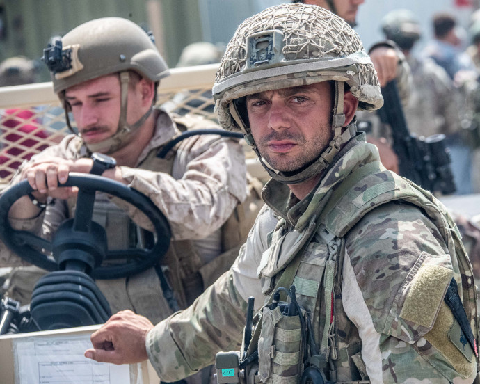 A kabuli reptéren az evakuálásban segítő brit katonák 2021. augusztus 23-án – Fotó: EYEPRESS NEWS / EYEPRESS via AFP