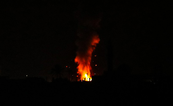 Egy robbanás fénye a gázai éjszakában, miután izraeli gépek lőtték a Hamász fegyvereseit – Fotó: Ali Jadallah / Anadoli / AFP