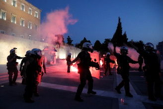 Könnygázzal és vízágyúval kellett feloszlatni egy kötelező oltások ellen szervezett tüntetést Athénban