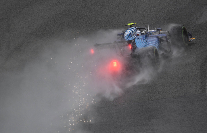 Jól látszik, milyen sok vizet szed fel a pályáról egy F1-kocsi, jelen esetben George Russell Williams versenyautója – Fotó: John Thys / AFP
