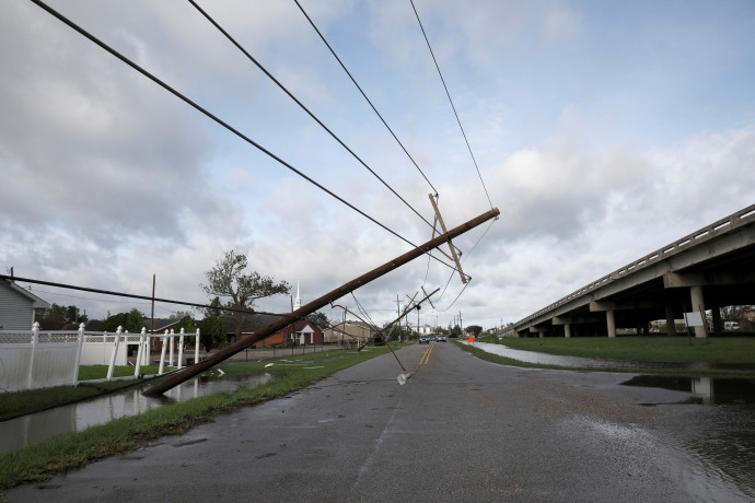 Megrongálódott elektromos vezetékek Kennerben – Fotó: Marco Bello / Reuters