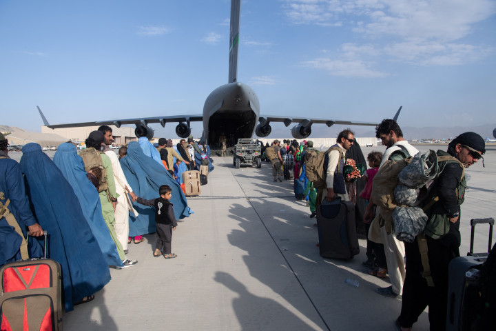 A reptér egy nappal azután, hogy a tálibok elfoglalták Kabult (fent), és egy katonai gépre felszálló afgánok a kabuli reptéren 2021. augusztus 25-én (lent) – Fotó: Wakil Kohsar / AFP és Donald R. Allen / US Air Force / AFP