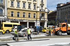 Városháza: Nem a lámpaciklus-átállítás miatt ragadtak be a buszok a Népszínház utcába a Blahánál