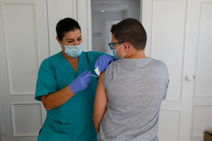 Az EU felnőtt lakosságának 70 százaléka teljesen be van oltva