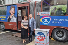 Az egykori „piros hetes” BKV-buszból készült a DK kampánybusza