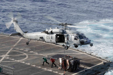 Tengerbe zuhant az amerikai haditengerészet egyik helikoptere