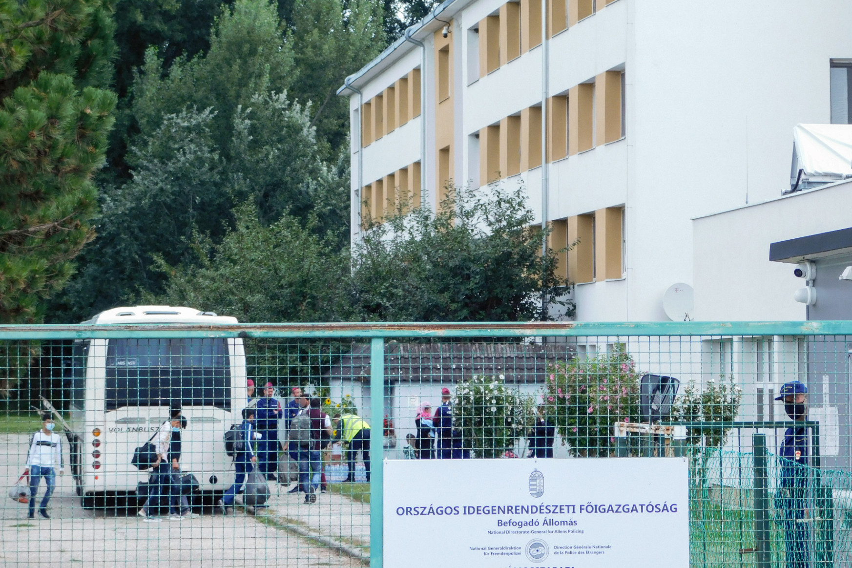 Több mint száz afgán menekült érkezett Vámosszabadiba