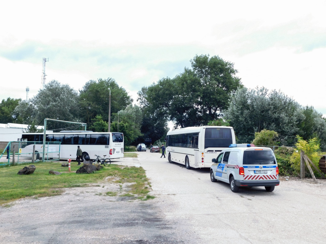 Rendőri biztosítással érkeztek meg a buszok Vámosszabadiba – Fotó: Cséfalvay Attila / Telex