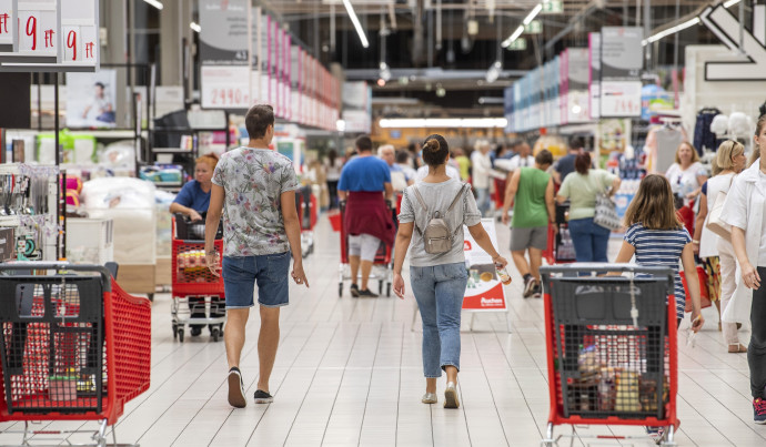 Vásárlók az Auchan budaörsi áruházban – Fotó: Szigetváry Zsolt / MTI