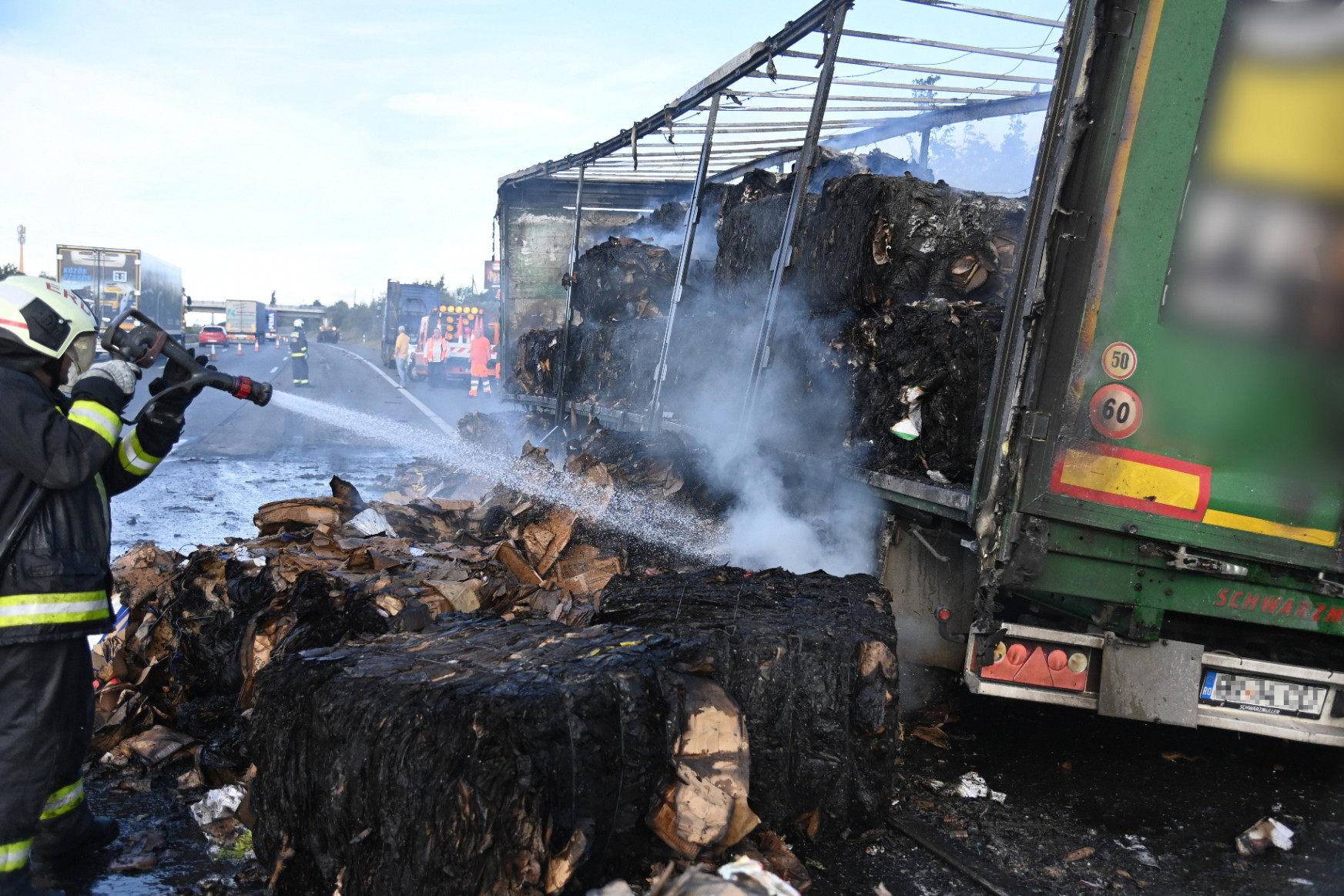 Kiégett egy román kamion az M7-esen, a bámészkodók miatt pedig egy rabszállító is ütközött