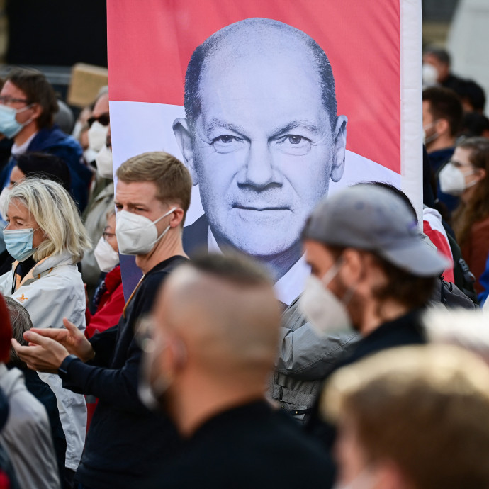 Százoldalas programok alapján dönthetnek a példátlanul izgalmas választáson a németek