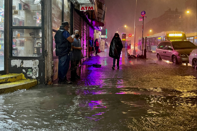 Húszan haltak meg a New York-i áradásokban, New Jerseyben döglött halak maradtak az utcákon