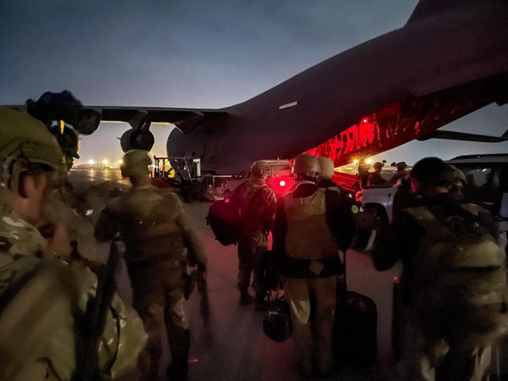 Az amerikai hadsereg egyik utolsó csapata, a 82. légideszant hadosztály katonái beszállnak egy C–17-es teherszállító repülőgépbe a Hamid Karzai repülőtéren Kabulban 2021. augusztus 30-án – Fotó: Alexander Burnett / US Army / AFP
