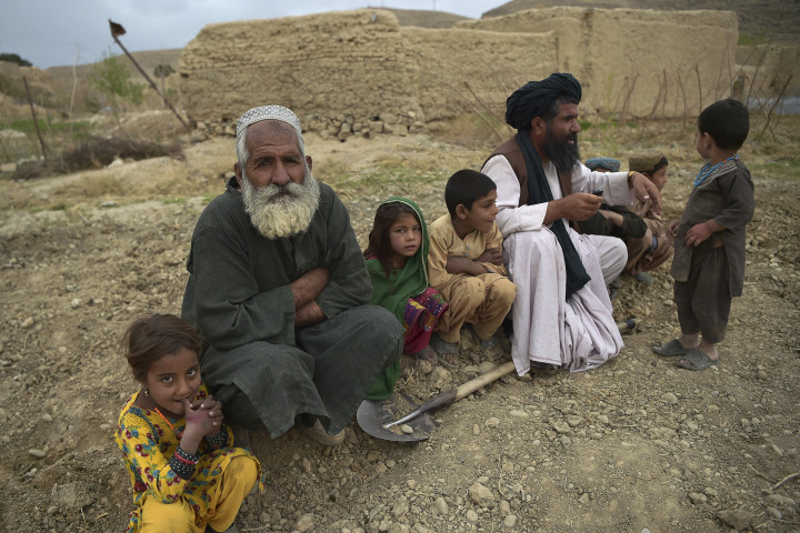 Egy férfi ül családjával a Kajaki településnél található háza előtt. A terület a tálib hatalomátvétel egy fontos helyszíne, itt található az ország egyik legfontosabb vízerőműve – Fotó: Wakil Kohsar / AFP