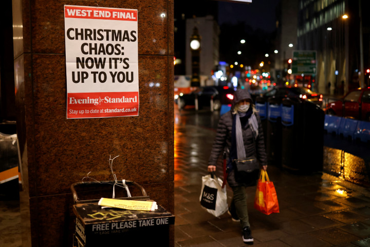 Karácsonyi bevásárlás Londonban, 2020 decemberében – Fotó: Tolga Akmen / AFP
