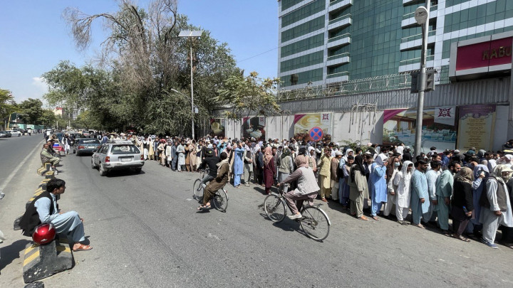 A tálib hatalomátvétel után emberek sorakoznak egy kabuli bank előtt, hogy készpénzt vegyenek ki 2021. szeptember 1-jén – Fotó: Haroon Sabawoon / Anadolu Agency / AFP