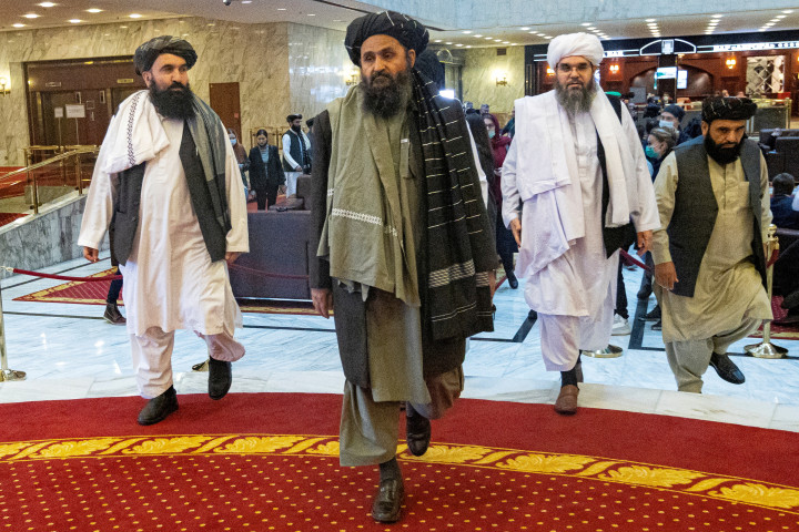 Abdul Gáni Baradar érkezik az afganisztáni békéről szóló, Moszkvában tartott konferenciára 2021. március 18-án – Fotó: Alexander Zemlianichenko / Pool / Reuters