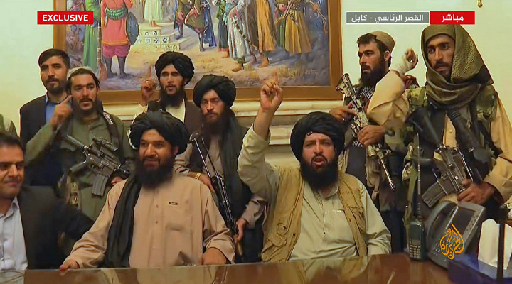 Az aé-Dzsazíra katari tévé adásának felvételén, ahogy a tálibok elfoglalták a kabuli elnöki palotát 2021. augusztus 16-án – Fotó: Al Jazeera / AFP